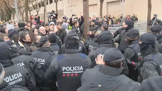 Momentos de tensión entre manifestantes y Mossos por el traslado de las obras de Sijena a Aragón