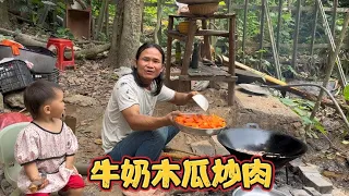 Ugly father made a fried papaya with milk for the children.