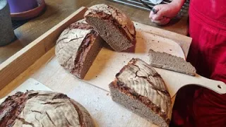 Brotbacken mit Roggensauerteig Opa Wolfgang zeigt wie es funktioniert