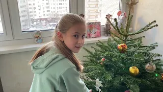Семья Жеки (Евгения Григорьева) украшает новогоднюю ёлку (декабрь 2021)