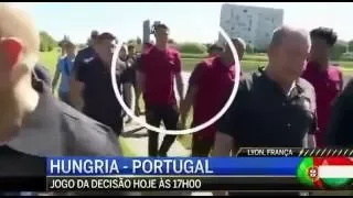 Cristiano Ronaldo jette le micro d'un journaliste ! LOL