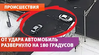 От удара автомобиль развернуло на 180 градусов. ДТП на перекрёстке Чкалова и Уральской в Оренбурге