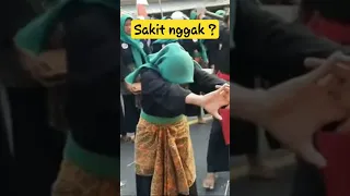 kira-kira mbak nya  sakit nggak ya ?