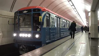 Московский Метрополитен 81-717/714 серии 2598 и 2576 на станции Трубная