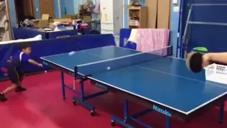 Пацан играет в настольный теннис супер малыш