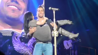 Romeo Santos kissing a skinny fan / Solo por un beso .Chicago, IL, Allstate Arena