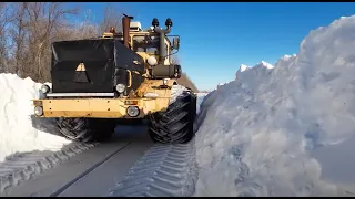 Трактор Кировец. Продолжаю пробивать дорогу вдоль лесополосы.