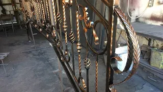 Коване перило на прохідні сходи.Wrought iron railing on the stairs Все просто ручна ковка