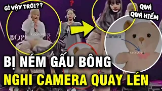 BlackPink bị ném gấu bông nghi gắn camera quay lén lên sân khấu, Lisa có màn xử lý cao tay?