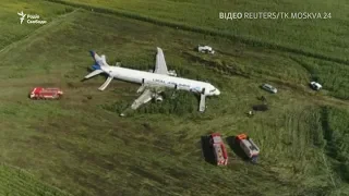Российский самолет совершил аварийную посадку на поле: видео с дрона