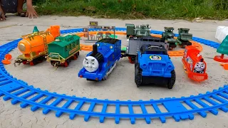Mencari mainan kereta api Thomas and friends dan merakit mainan kereta militer