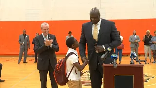 In Newark, Shaq endorses Murphy but not athlete protests