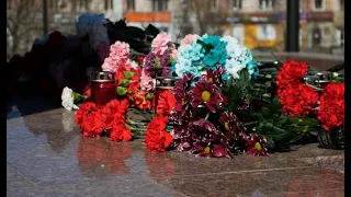 Бурятия скорбит. Уланудэнцы несут цветы к мемориалу «Чёрный тюльпан»