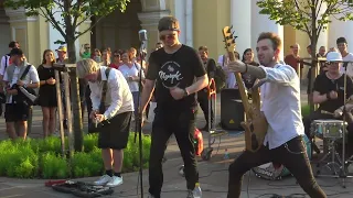 ,,Шумные соседи,, зажигательный концерт у Гостиного двора. Санкт-Петербург.