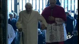 Giubileo della Misericordia, Benedetto XVI varca la Porta Santa