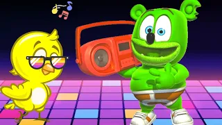 GALINHA PINTADINHA DANÇA COM GAMMY BEAR  DANÇA COM  E PINTINHO AMARELINHO