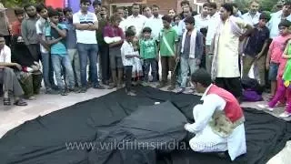 Breathtaking Magic street trick in India - levitating man!