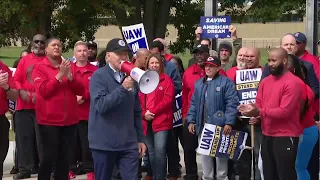 President Joe Biden speaks on the UAW picket line