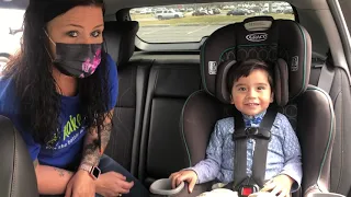 How to safely buckle a child in a car seat. (English)