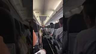 Turbina de avião explode em pleno voo e assusta passageiros #shorts