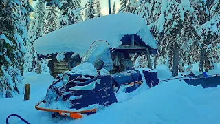 Два дня в тайге! Завезли печь в избу, готовимся к рыбалке, бьем дорогу до рыбных мест!)