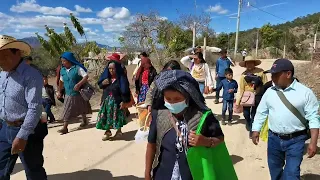 Bautizo en la mixteca | Recorrido hacia la iglesia con música de Cuerda