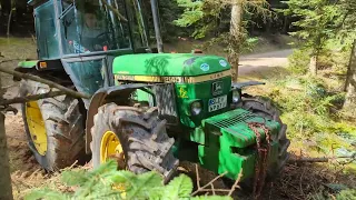 John Deere im Wald