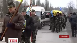 На колінах проводжали в останню путь загиблого бійця Володимира Чеславського