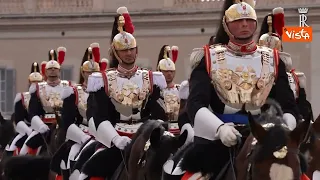 La straordinaria coreografia dei Carabinieri a cavallo del Quirinale vista dall'alto