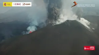 14/10/21 Revisando el estado del cono a pesar de los piroclastos. Erupción La Palma. IGME-CSIC