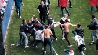 Paris SG - Marseille 1999 Auteuil hooligans vs Marseille fans on the pitch