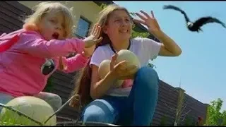 ГИГАНТСКАЯ ПТИЦА АТАКУЕТ!! СТРАННЫЕ ЯЙЦА В НАШЕМ ДВОРЕ!! Для детей KIDS Children