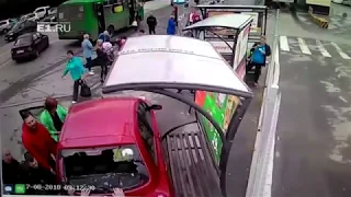18+ В Екатеринбурге женщина на Nissan сбила людей на остановке