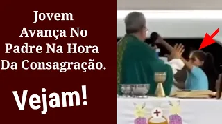 Jovem Avança No Padre Na Hora Da Consagração.