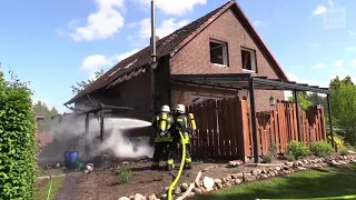 Anbau und Dachstuhl in Flammen