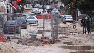 Report TV - Sarandë,ndërpriten punimet në rrugë bashkia:Shkak mbetjet arkeologjike