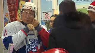 Putin juega hockey sobre hielo en la Plaza Roja de Moscú