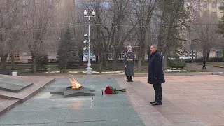 Губернатор Андрей Бочаров возложил цветы к Вечному огню на Аллее Героев