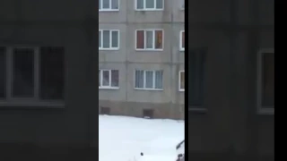 В Красноярске маленький ребенок чуть не выпал из окна