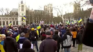 UK anti-war protesters sing Ukrainian national anthem