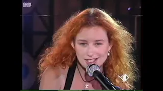 Tori Amos - Festival Bar 5 29 94   Cornflake Girl