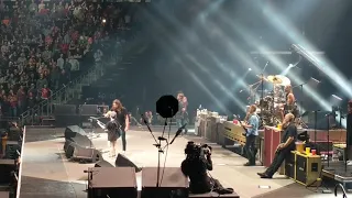 Kid plays guitar on stage with The Foo Fighters, and gets Dave Grohl's guitar!