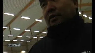 Sydkoreas landslags coach i kälkhockey. The coach of the South Korean sledge hockey team.
