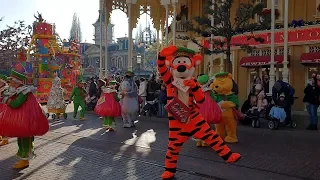 DISNEYLAND PARIS - PARADE DE NOËL DISNEY - DISNEY'S CHRISTMAS PARADE - [MAIN STREET WITH SNOW]