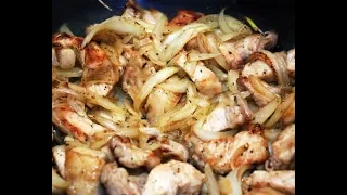 Свинина жареная на сковороде с луком. Delicious pork fried with onions.