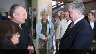 Петро Порошенко поспілкувався з бійцями у військовому шпиталі у Львові