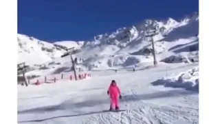 Самый эффектный подкат девушки на лыжах