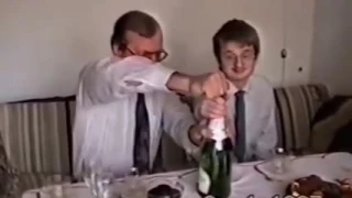 Ojciec z synem otwiera szampana 1997