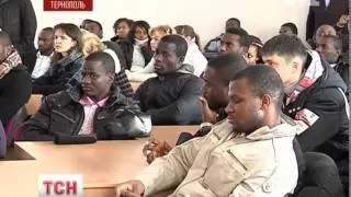 Закохана пара конголезьких студентів у Тернополі вистрибнули з вікна