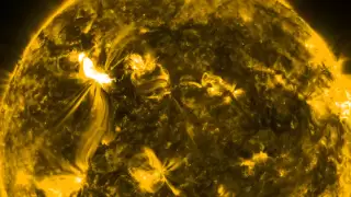 NASA | Massive Solar Flare gets HD Close Up